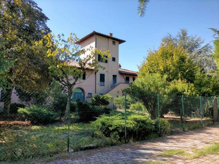 Bilocale Empoli ovest con giardino privato e piscina condominiale. Animali benvenuti!